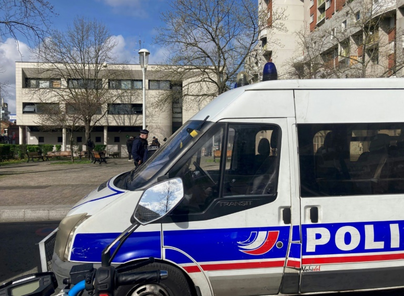 Un véhicule de police devant le commissariat de La Courneuve, au lendemain de son attaque aux mortiers d'artifice et cocktails molotov, le 18 mars 2024 en Seine-Saint-Denis © Clotilde GOURLET