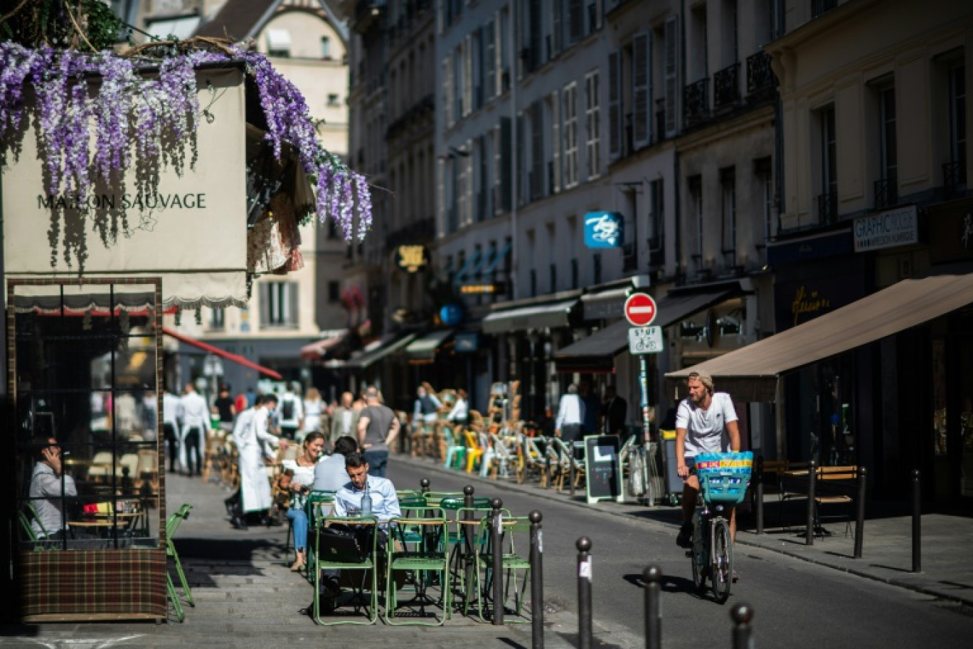 Les terrasses estivales parisiennes pourront accueillir des clients jusqu'à minuit, contre 22h00 habituellement, pendant l'été 2024 à l'occasion des Jeux olympiques et paralympiques © Martin BUREAU