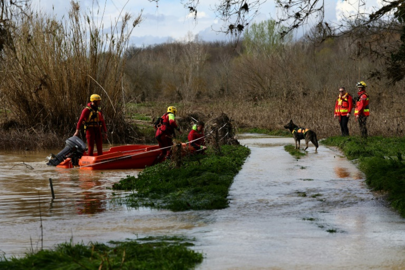 Des sauveteurs en bateau sur le Gardon pour rechercher des personnes disparues, le 10 mars 2024 à Russan, dans le Gard © CLEMENT MAHOUDEAU