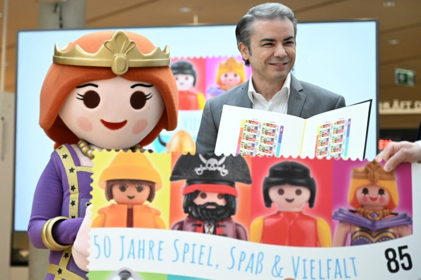 Le patron de Playmobil, Bahri Kurter,  présente une édition spéciale de timbres Playmobil créée pour les 50 ans de la marque de jouets, le 1er mars 2024 à Francfort, en Allemagne © Kirill KUDRYAVTSEV