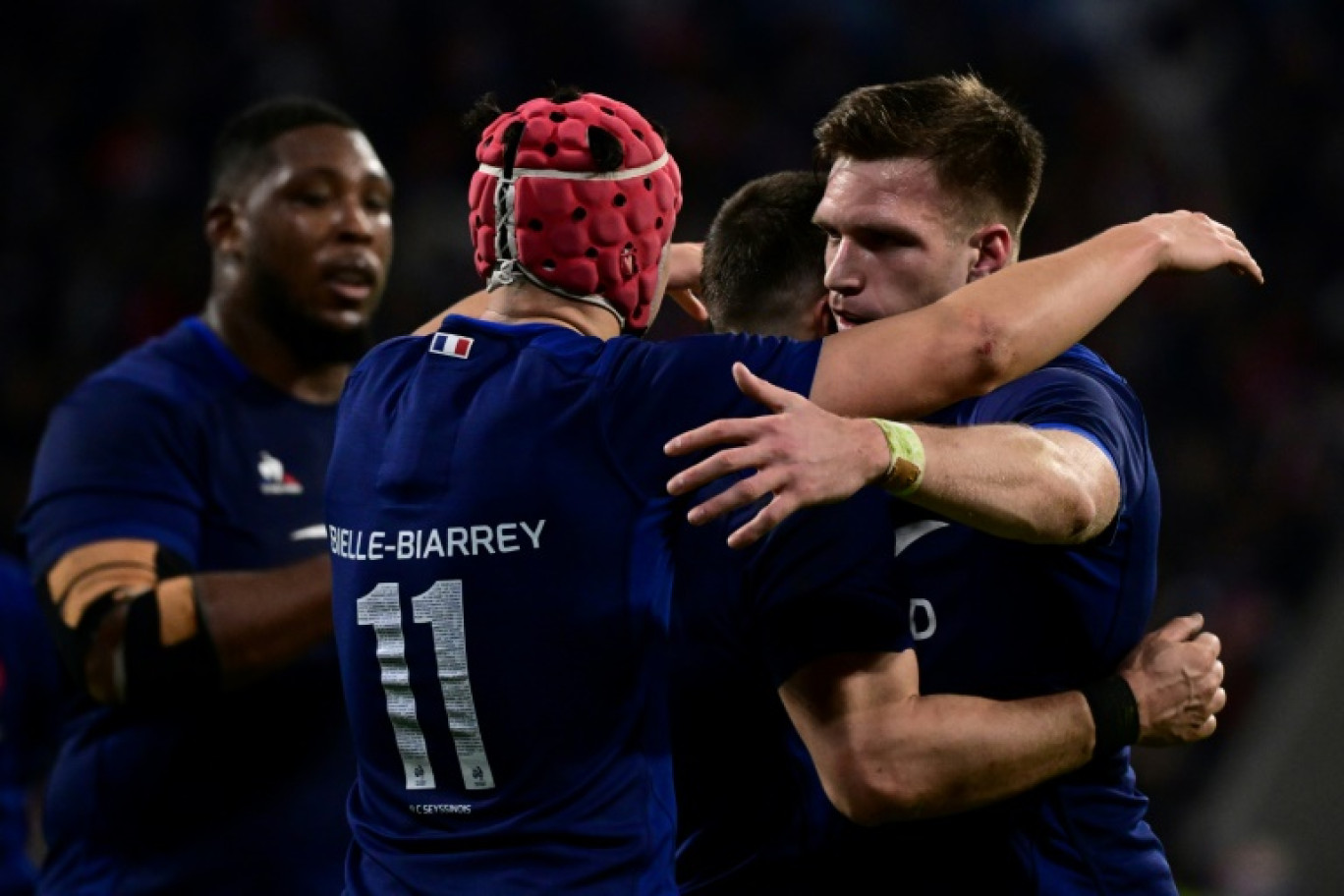 Les joueurs du XV de France célèbrent leur victoire face à l'Angleterre 33-31 lors de la dernière journée du Tournoi des six nations le 16 mars 2024 à Decines-Charpieu près de Lyon © Olivier CHASSIGNOLE