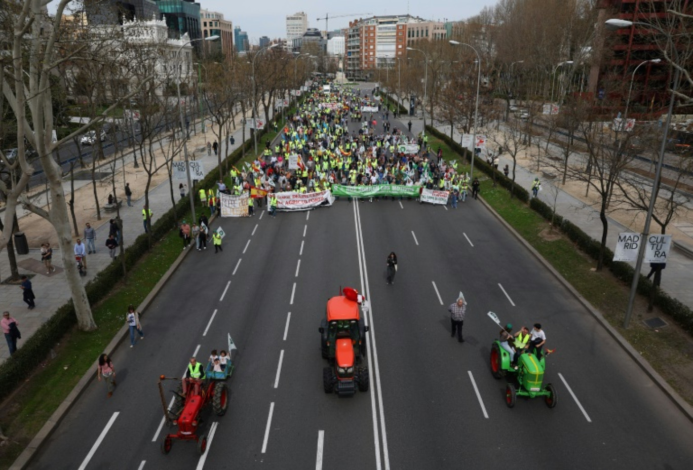 Plusieurs centaines d'agriculteurs espagnols, dont certains en tracteur, manifestent dans le centre de Madrid  pour dénoncer les difficultés du secteur, le 17 mars 2024 © PIERRE-PHILIPPE MARCOU