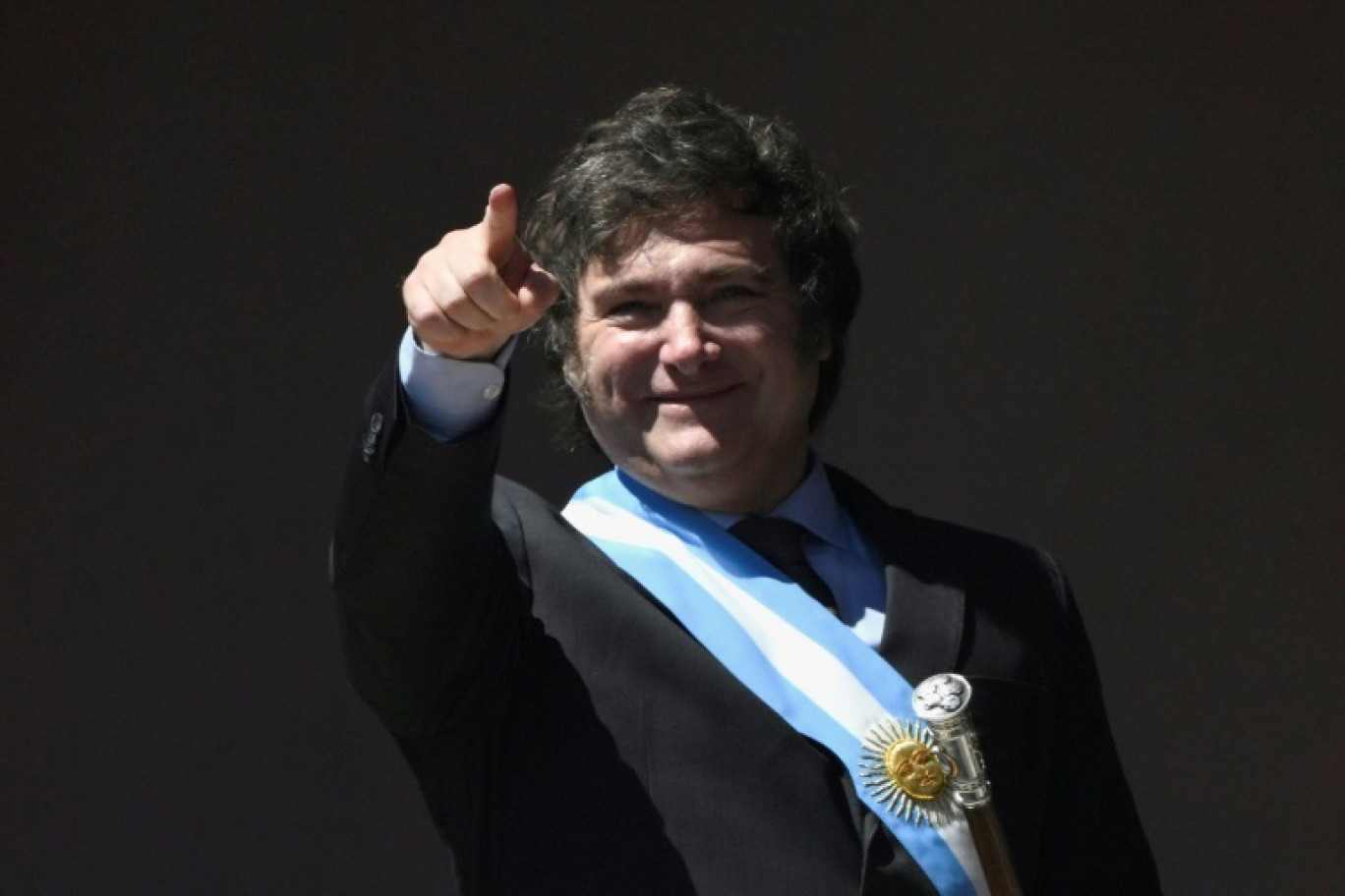 Le président argentin Javier Milei au balcon de la "Casa Rosada" (maison rose), le palais présidentiel, le jour de son investiture le 10 décembre 2023 © Luis ROBAYO