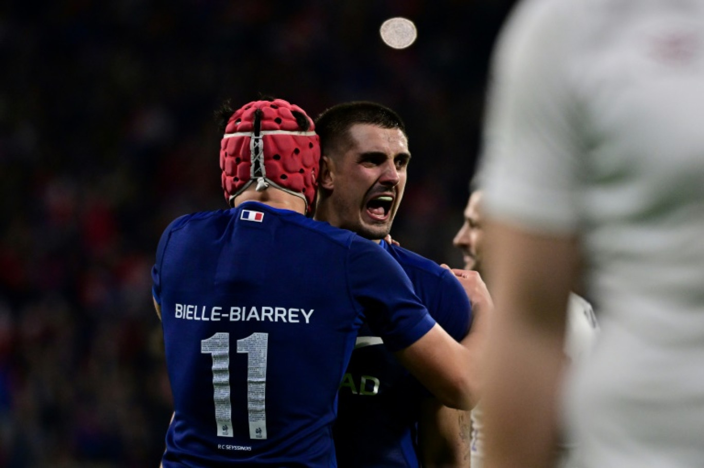 Thomas Ramos célèbre la victoire du XV de France contre l'Angleterre samedi 16 mars 2024 à Lyon pour le dernier match du Tournoi des six nations 2024. © Olivier CHASSIGNOLE