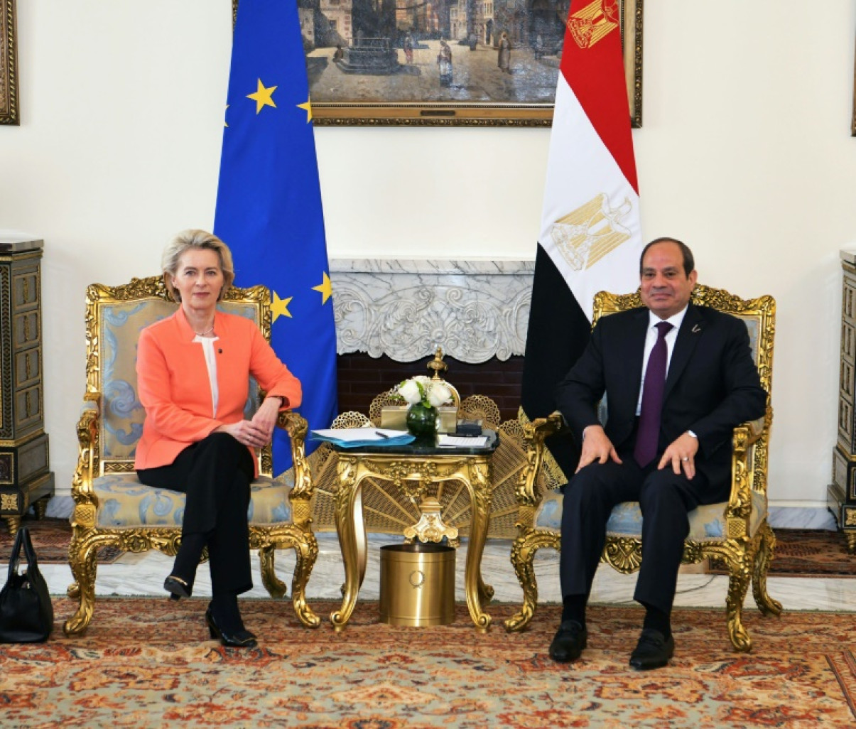 Photo transmise par la présidence égyptienne montrant le président égyptien Abdel Abdel Fattah al-Sissi (D) et et la présidente de la Commission européenne, Ursula von der Leyen, le 17 mars 2024 au Caire © -