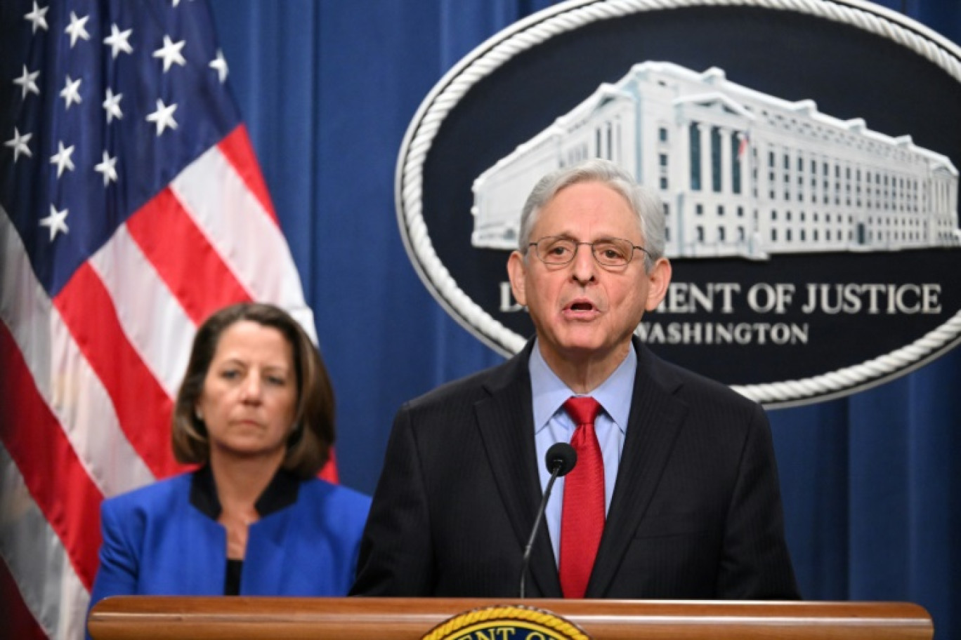 Le ministre américain de la Justice, Merrick Garland (r) lors d'une conférence de presse annonçant un procès antitrust contre Apple, le 21 mars 2024 à Washington © Mandel NGAN