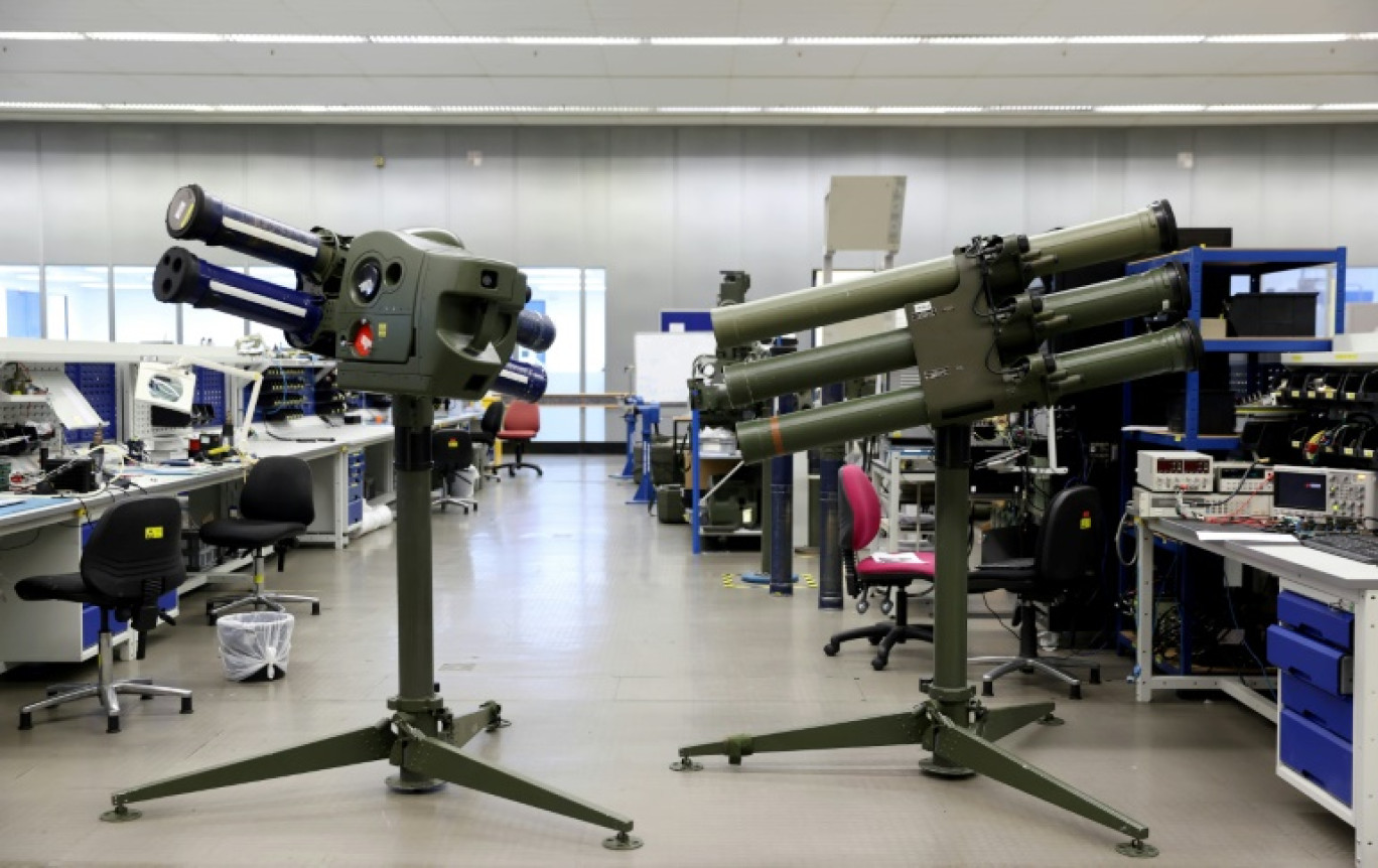 Un système de missile STARStreak LML-NG (g) et un système de missile Starstreak LML à l'usine d'armes Thales à Belfast, le 16 mai 2022 © Liam McBurney