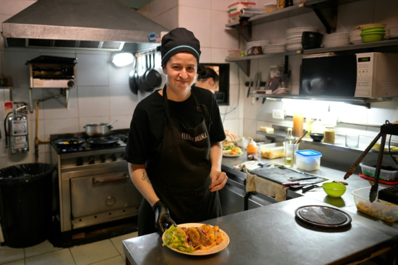 La cheffe Agustina Bovi dans les cuisines du restaurant végétalien "Yedra", le 12 mars 2024 à Buenos Aires © JUAN MABROMATA