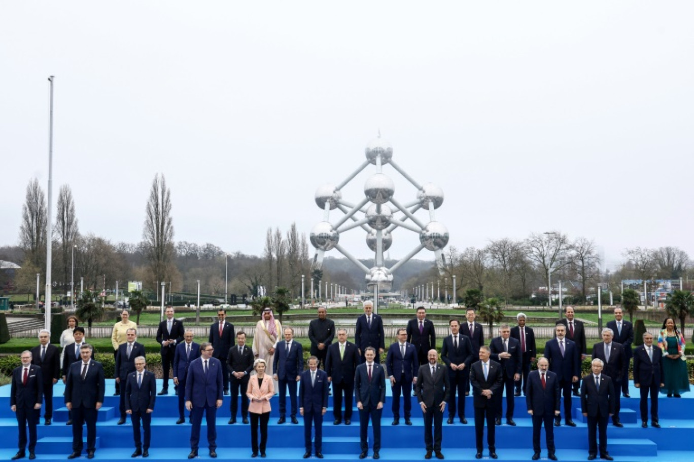 Les dirigeants et représentants des pays participants au sommet sur l'énergie nucléaire organisé par l'Agence internationale de l'énergie nucléaire (AIEA) à Bruxelles le 21 mars 2024 posent devant le monument de l'Atomium © KENZO TRIBOUILLARD