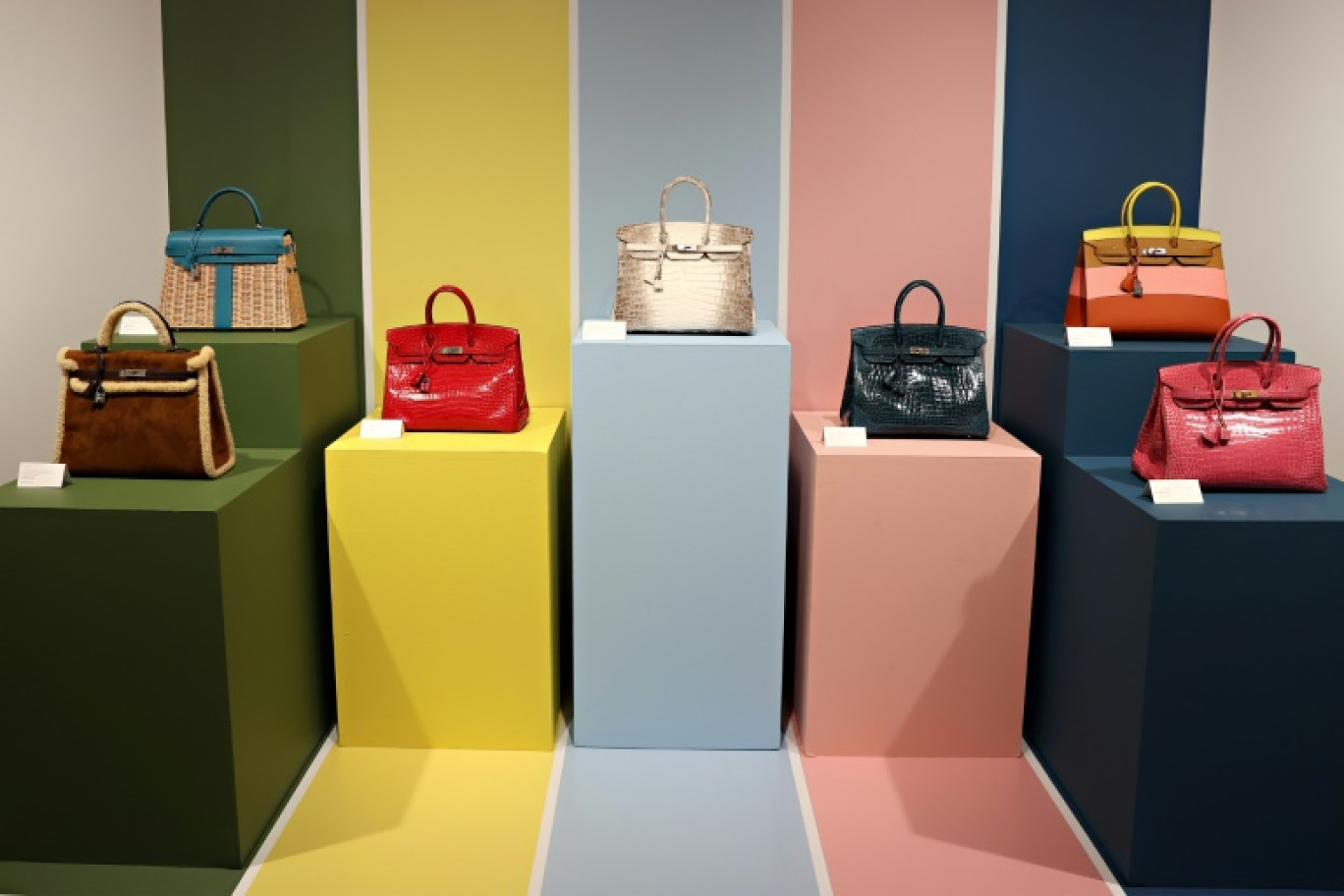 Des sacs à main Birkin, modèle phare de la marque Hermès, dans une boutique de New York, en juin 2021 © Cindy Ord