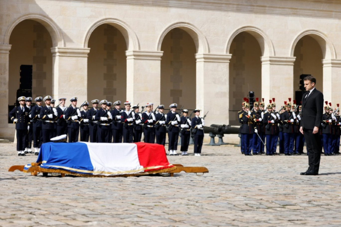 Le président Emmanuel Macron (d) devant le cercueil de l'amiral Philippe de Gaulle, fils du général de Gaulle, lors d'un hommage national à l'hôtel des Invalides, le 20 mars 2024 à Paris © Ludovic MARIN