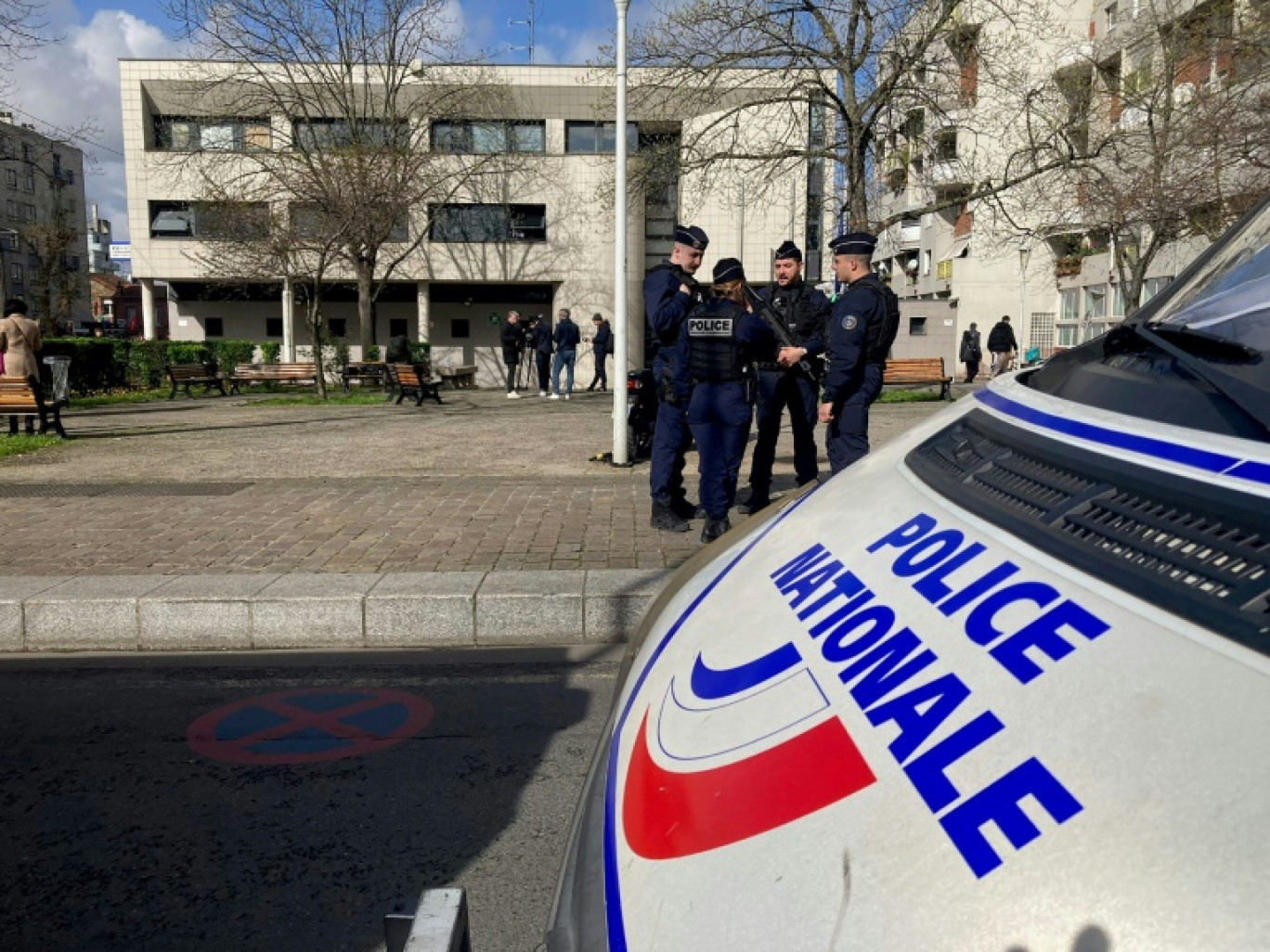 Des centaines de personnes participent le 21 mars 2024 à La Courneuve (Seine-Saint-Denis) à une marche en hommage à Wanys, 18 ans, tué la semaine dernière dans une collision avec une voiture de police à Aubervilliers © Bertrand GUAY