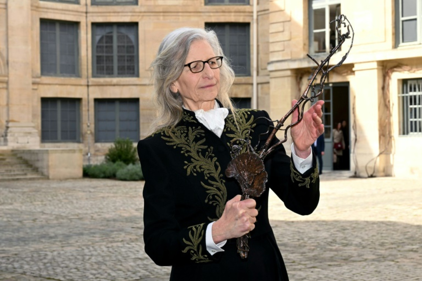 La photographe américaine Annie Leibovitz pose avant son installation parmi les Immortels, le 20 mars 2024 à l'Institut de France à Paris © Miguel MEDINA