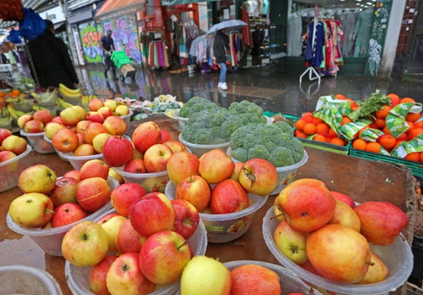 Fruits et légumes sur l'étal d'un marché dans un quartier de l'est de Londres, le 31 mars 2023 © Susannah Ireland