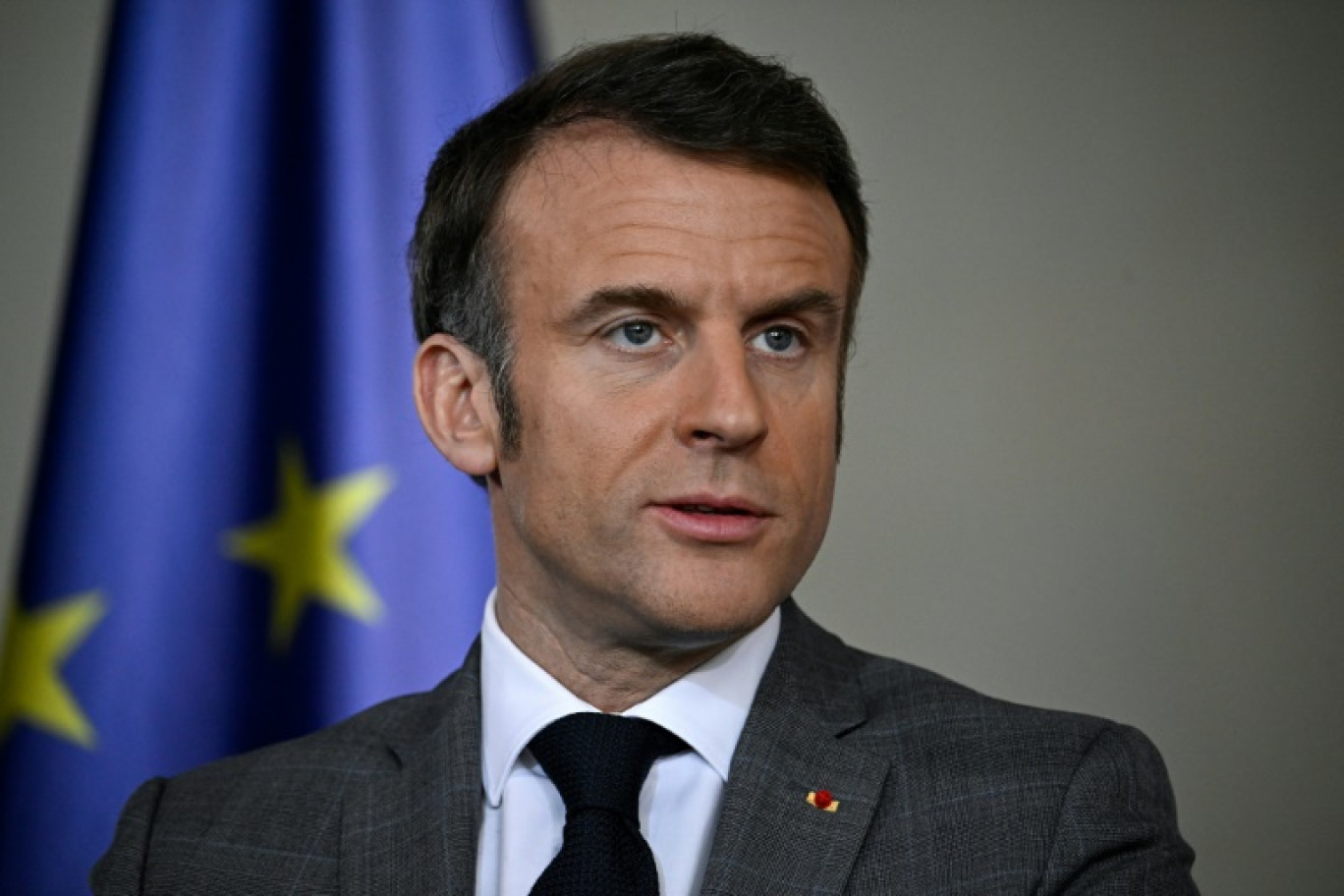 Le président Emmanuel Macron (c) et le maire de Marseille Benoît Payan  (d) rencontrent des policiers lors d'une visite à la cité de La Castellane, le 19 mars 2025 à Marseille © Christophe Ena