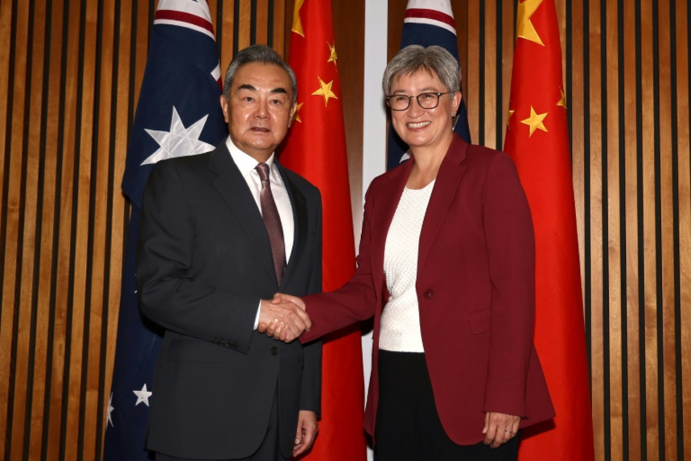 La ministre australienne des Affaires étrangères Penny Wong reçoit son homologue chinois Wang Yi, le 20 mars 2024 à Canberra © David GRAY