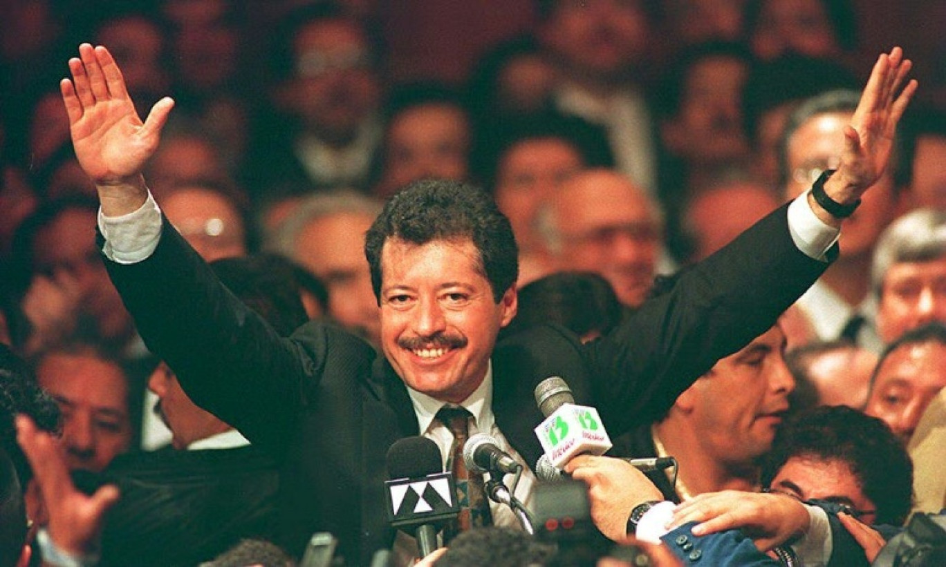 Le candidat à l'élection présidentielle de 1994 au Mexique Luis Donaldo Colosio lors d'un rassemblement public le 28 novembre 1993. Colosio a été assassiné pendant la campagne à Tijuana le 23 mars 1994. Son Luis Donaldo Colosio Junior, 38 ans, maire de Monterrey, est candidat à un siège au Sénat lors des élections du 2 juin 2024. © FILES