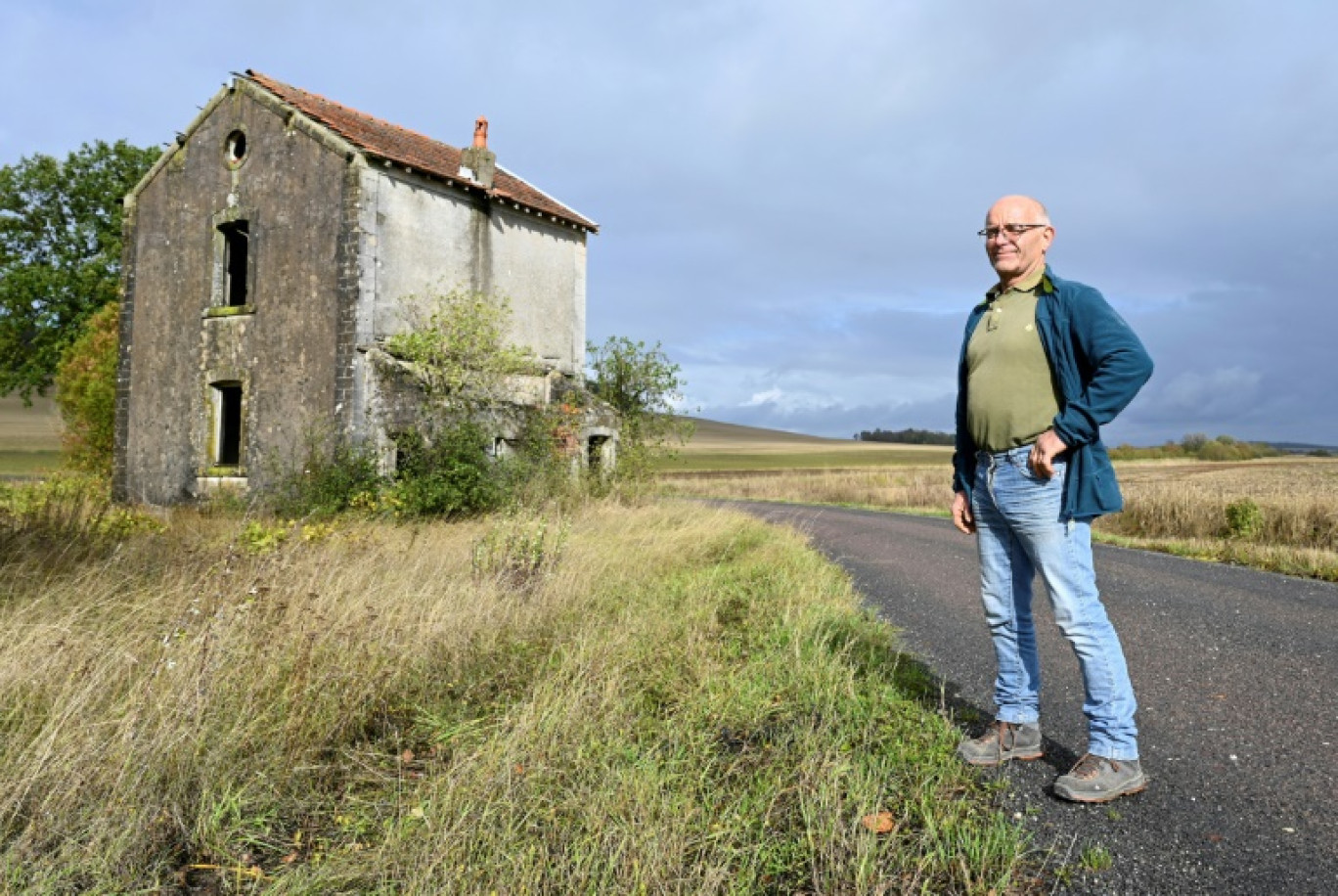 Jean-Pierre Simon, agriculteur, pose devant l'ancienne gare du village de Cirfontaines-en-Ornois, en Haute-Marne, le 7 octobre 2020 © JEAN-CHRISTOPHE VERHAEGEN