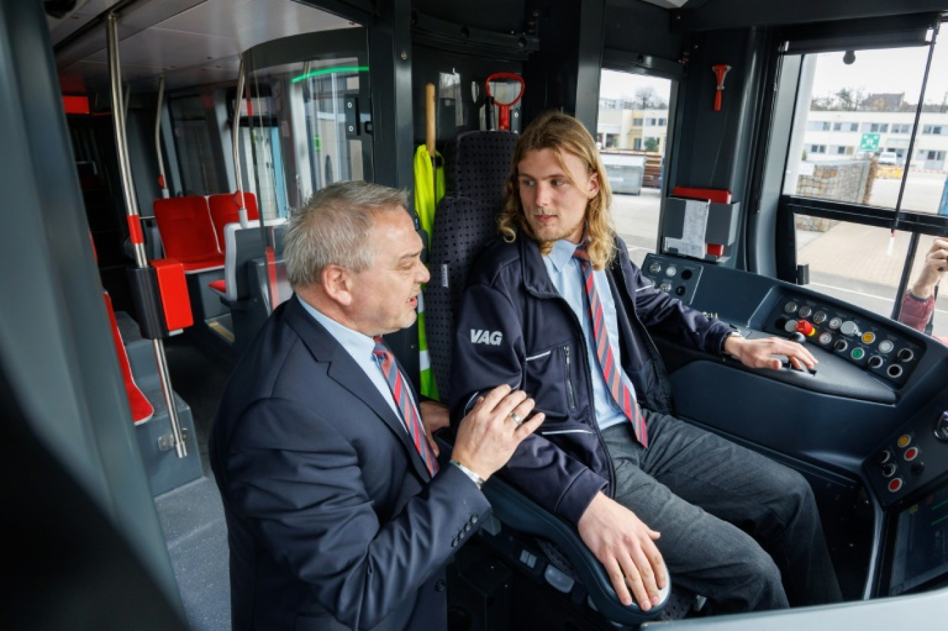 Benedikt Hanne, étudiant à Nuremberg, en Allemagne, se forme à la conduite de tramway dans un simulteur de la régie de transport VAG, le 21 mars 2024 © Daniel Karmann