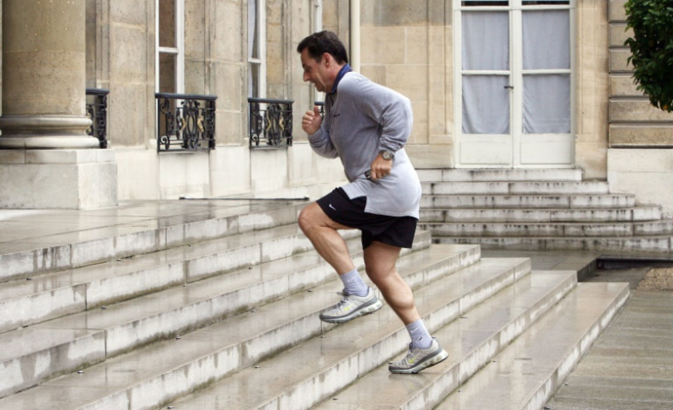 L'ex-président Nicolas Sarkozy entre à l'Elysée après un jogging le 17 mai 2007, à Paris © PATRICK KOVARIK