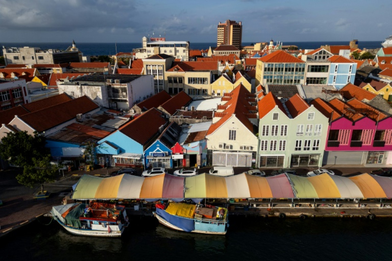 Vue aérienne du marché flottant et des bâtiments coloniaux de la vieille ville de Willemstad, capitale de l'île de Curaçao, dans les Caraïbes néerlandaises, le 14 mars 2024 © Federico PARRA