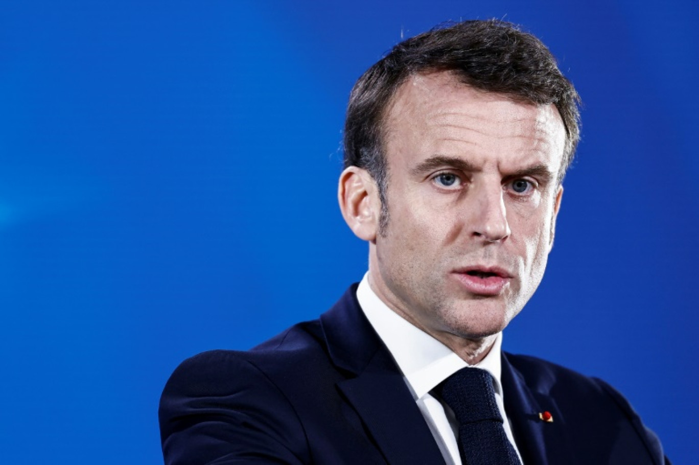 Le président Emmanuel Macron fait une déclaration à la presse à son arrivée à l'aéroport de Cayenne, le 25 mars 2024 en Guyane © Ludovic MARIN