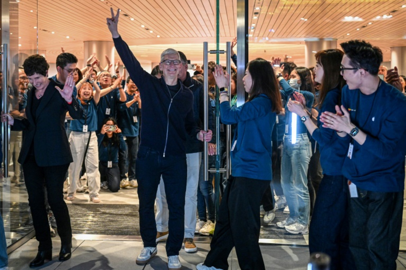 Tim Cook, PDG d'Apple, assiste à l'ouverture du nouveau magasin du géant américain à Shanghai, le 21 mars 2024 © STR