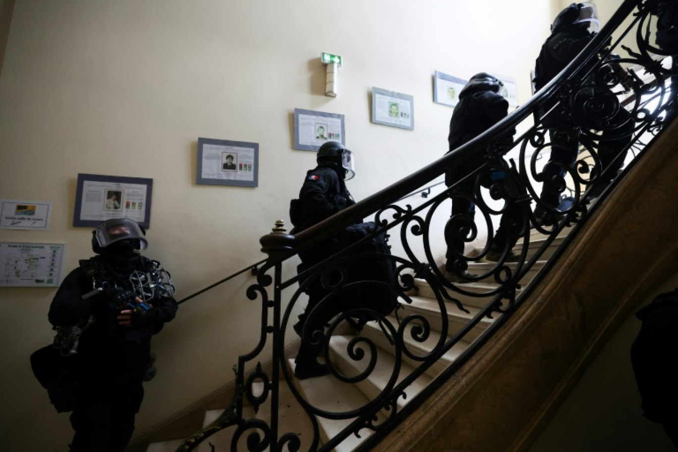 Des membres du Raid participent à une simulation d'attaque terroriste, à l'école de police de Draveil, le 21 mars 2024 dans l'Essonne © Emmanuel DUNAND