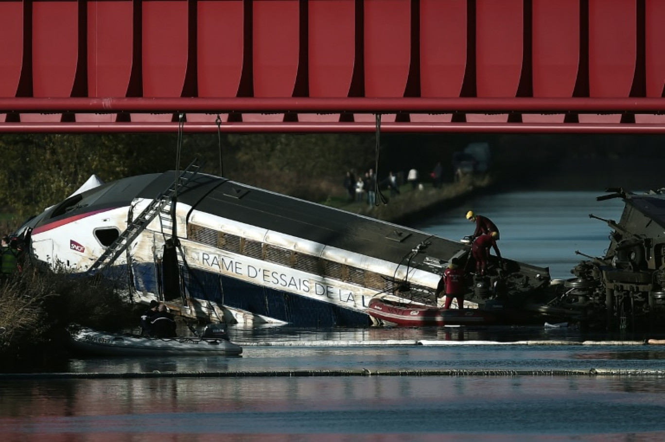 Accident d'une rame d'essais de TGV tombéela veille après son déraillement dans un canal à Eckwersheim, près de Strasbourg, le 15 novembre 2015 dans le Bas-Rhindans un canal à Eckwersheim, près de Strasbourg, le 15 novembre 2015 dans le Bas-Rhin © Frederick FLORIN