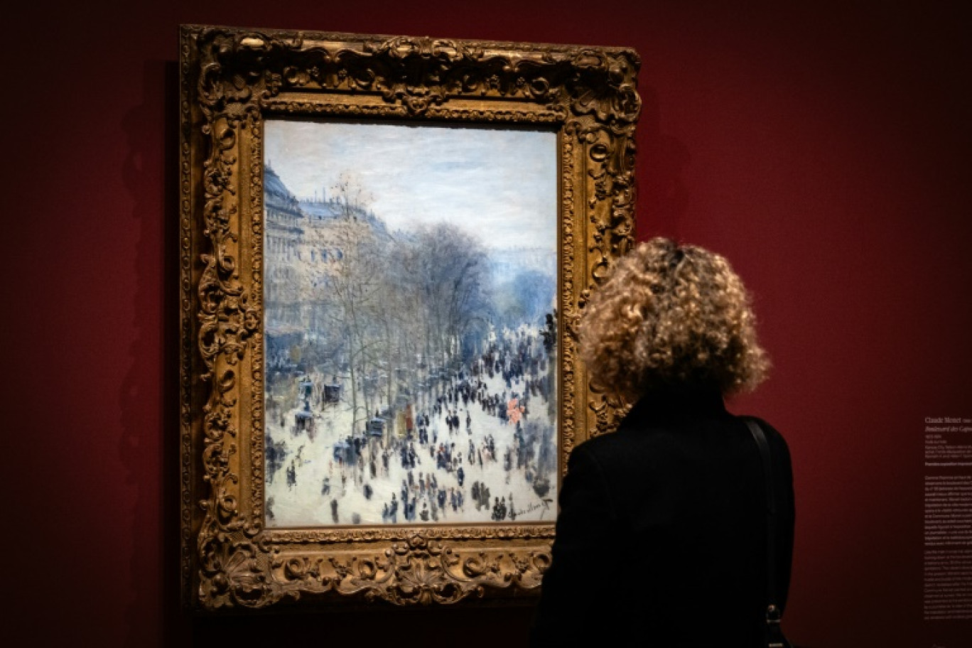 Une visiteuse devant le tableau "Boulevard des Capucines" de Claude Monet lors de la visite de l'exposition "Paris 1874. Inventer l'impressionnisme" au Musée d'Orsay, le 22 mars 2024 à Paris © MIGUEL MEDINA