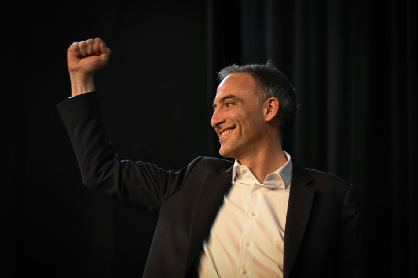 Raphaël Glucksmann lors d'une réunion publique, le 10 mars 2024 à Lyon (Rhône) © JEAN-PHILIPPE KSIAZEK