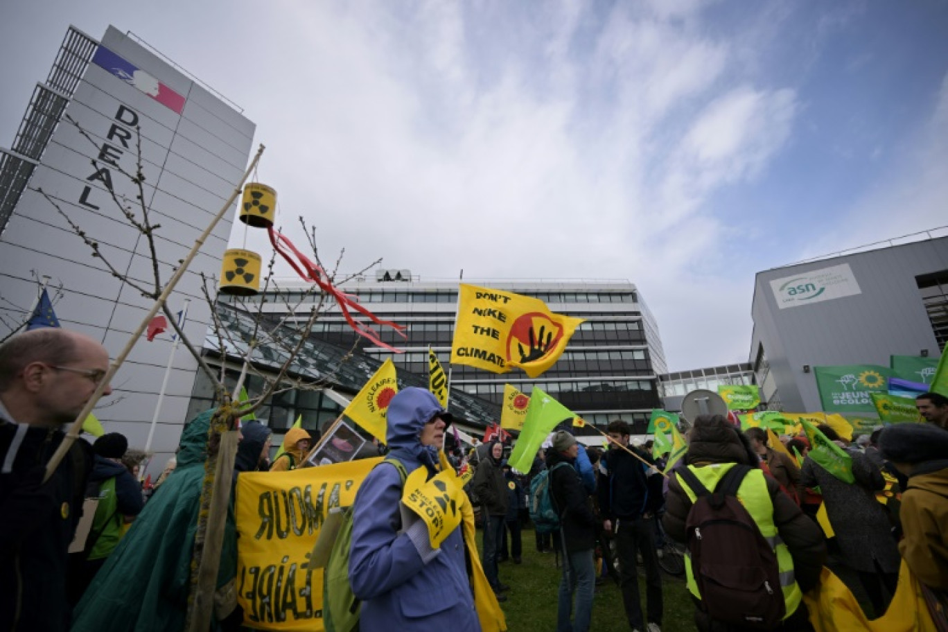 Des militants contre les nucléaire manifestent à Caen le 23 mars 2024 © Lou BENOIST