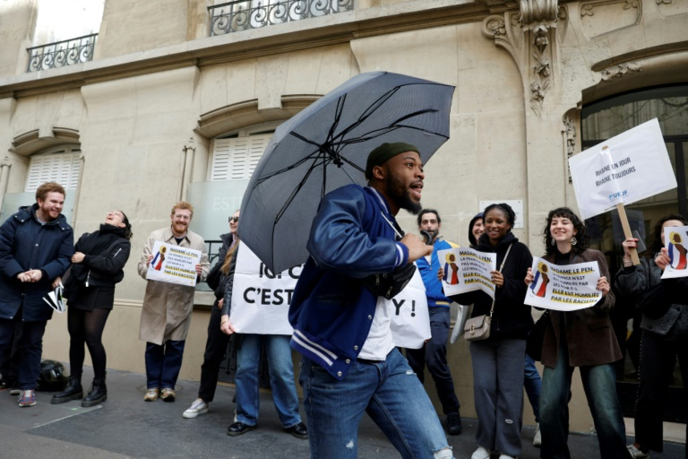 Un manifestant pendant un rassemblement devant le siège du Rassemblement national organisé par SOS Racisme, à Paris, le 24 mars 2024, en soutien à Aya Nakamura © Geoffroy VAN DER HASSELT