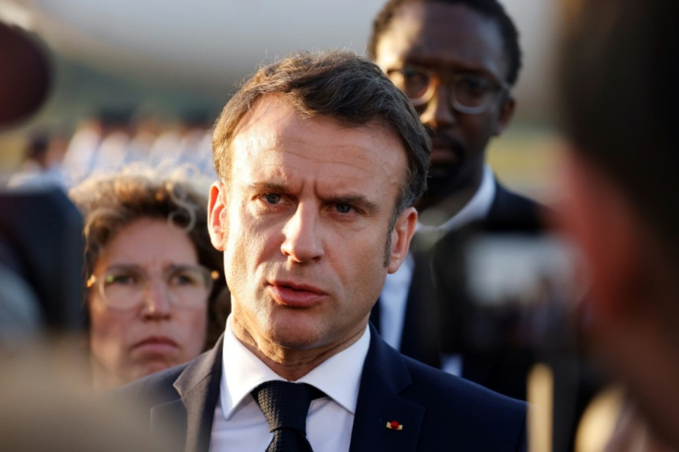 Le président Emmanuel Macron s'exprime devant la presse à son arrivée à Cayenne, le 25 mars 2024 © Ludovic MARIN