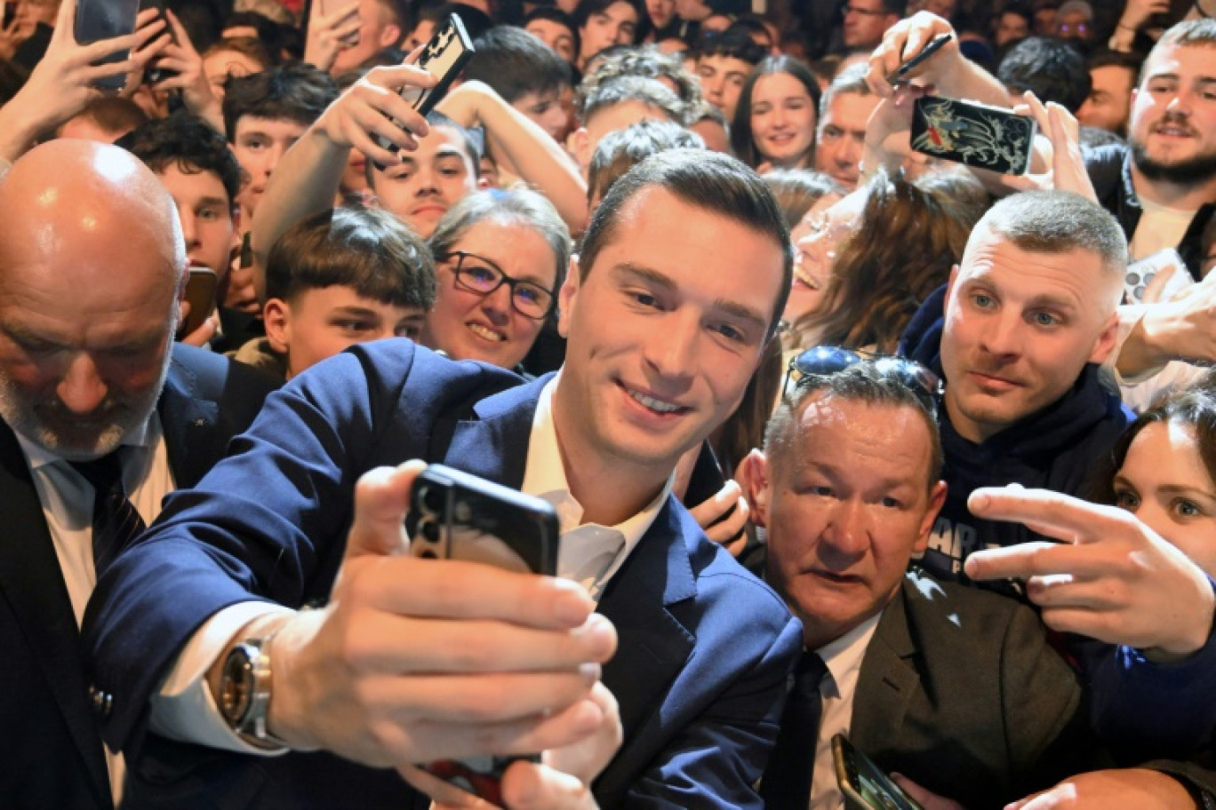 Le président du RN Joran Bardella fait un selfie durant la campagne des Européennes à Montbeliard, dans le Doubs, le 22 mars 2024 © PATRICK HERTZOG