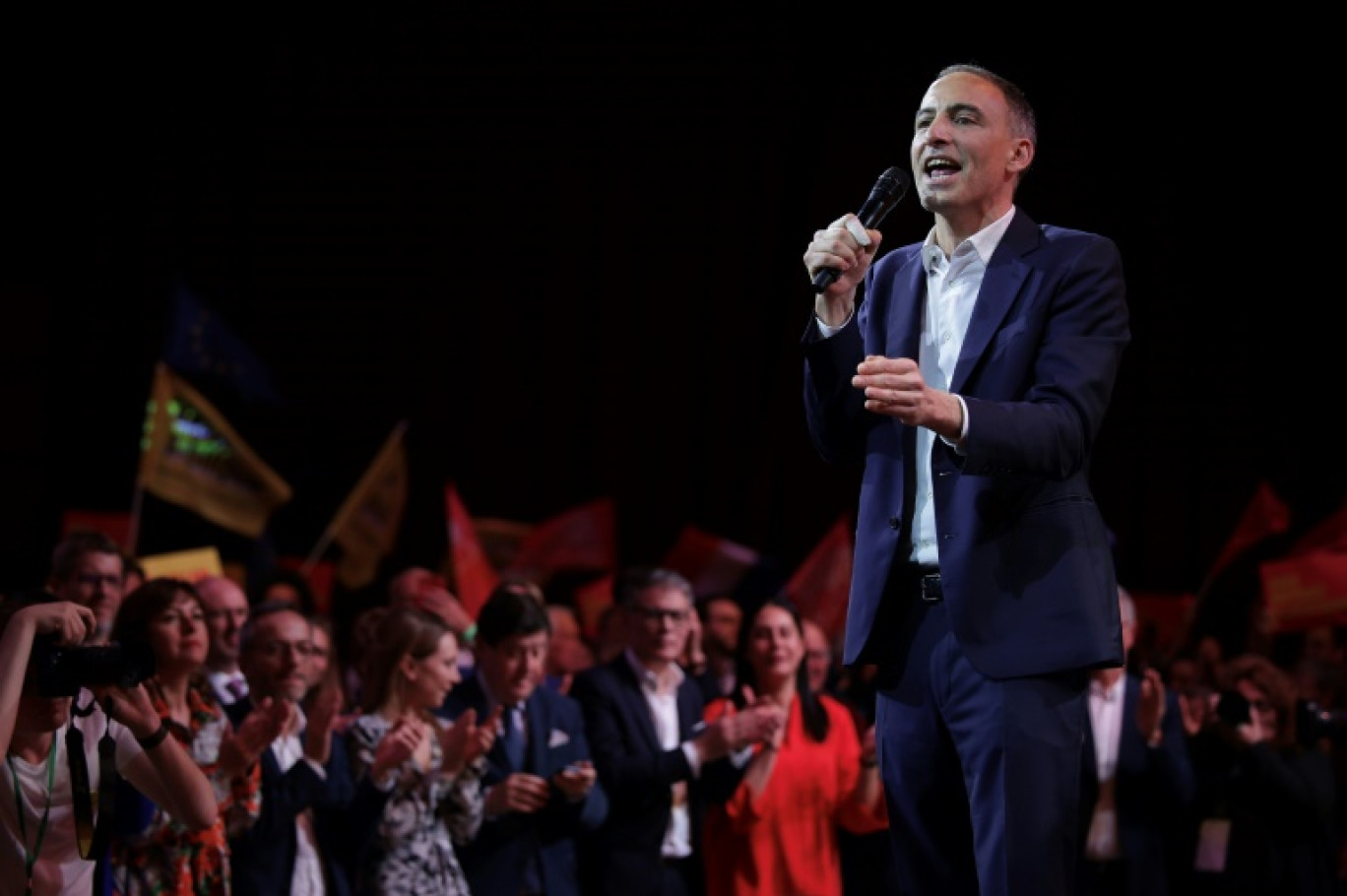 Raphaël Glucksmann, tête de liste pour le PS et Place publique, lors d'un meeting  le 24 mars 2024 à Tournefeuille, en Haute-Garonne © Valentine CHAPUIS