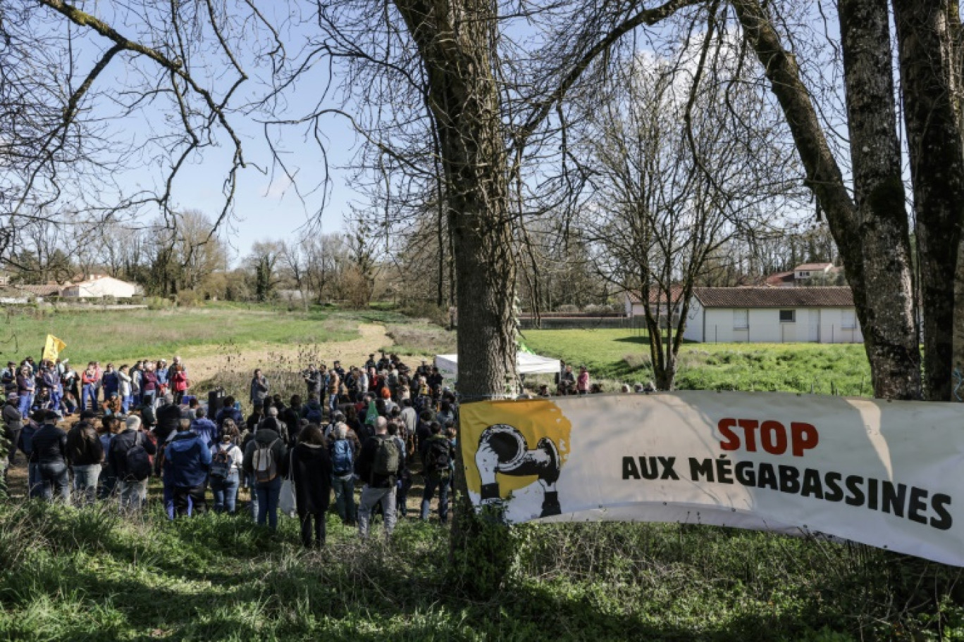 Des opposants aux mégabassines rassemblés pour des journées de "commémor'actions", un an après une violente manifestation contre ces réserves d'eau agricoles, le 23 mars 2024 à Melle, près de Sainte-Soline, dans les Deux-Sèvres © Thibaud MORITZ