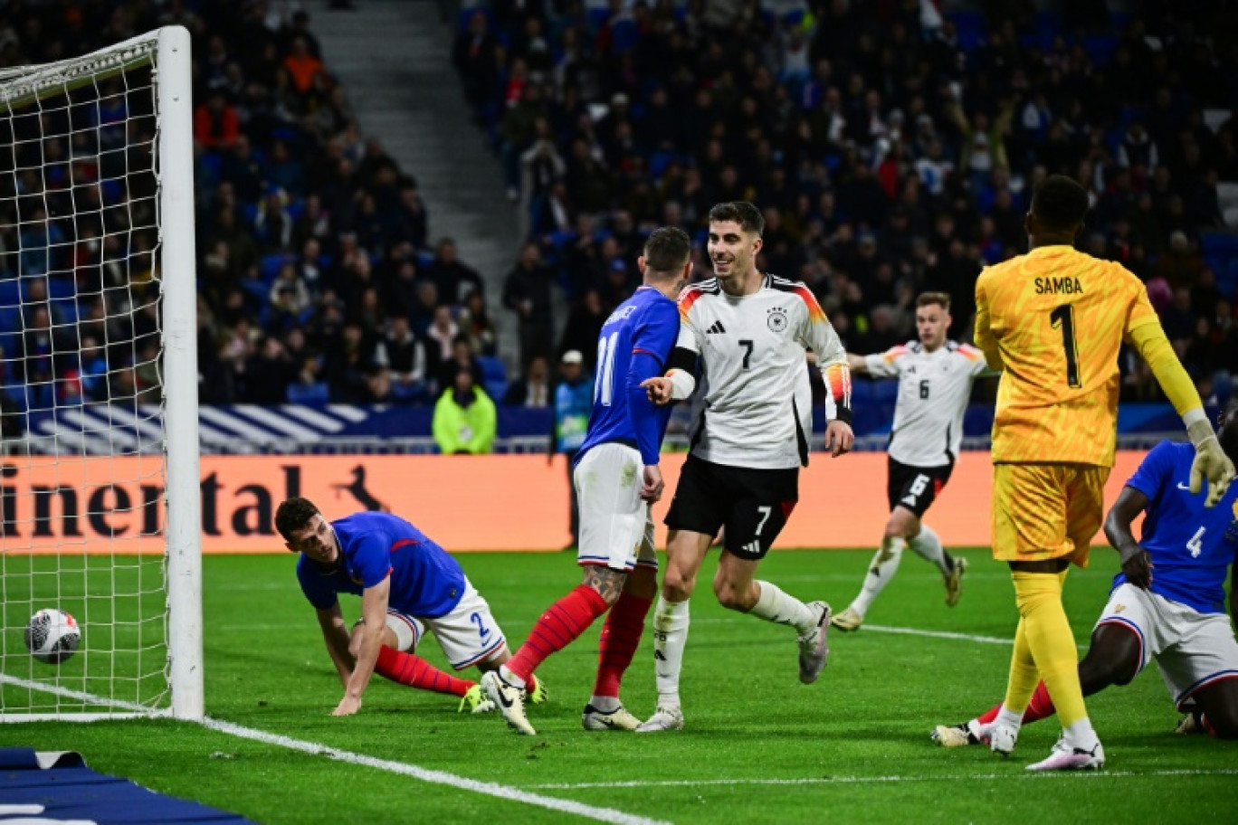 La défense des Bleus à genoux sur le but de Kai Havertz, le second du succès allemand au Groupama Stadium, le 23 mars 2024 © Olivier CHASSIGNOLE