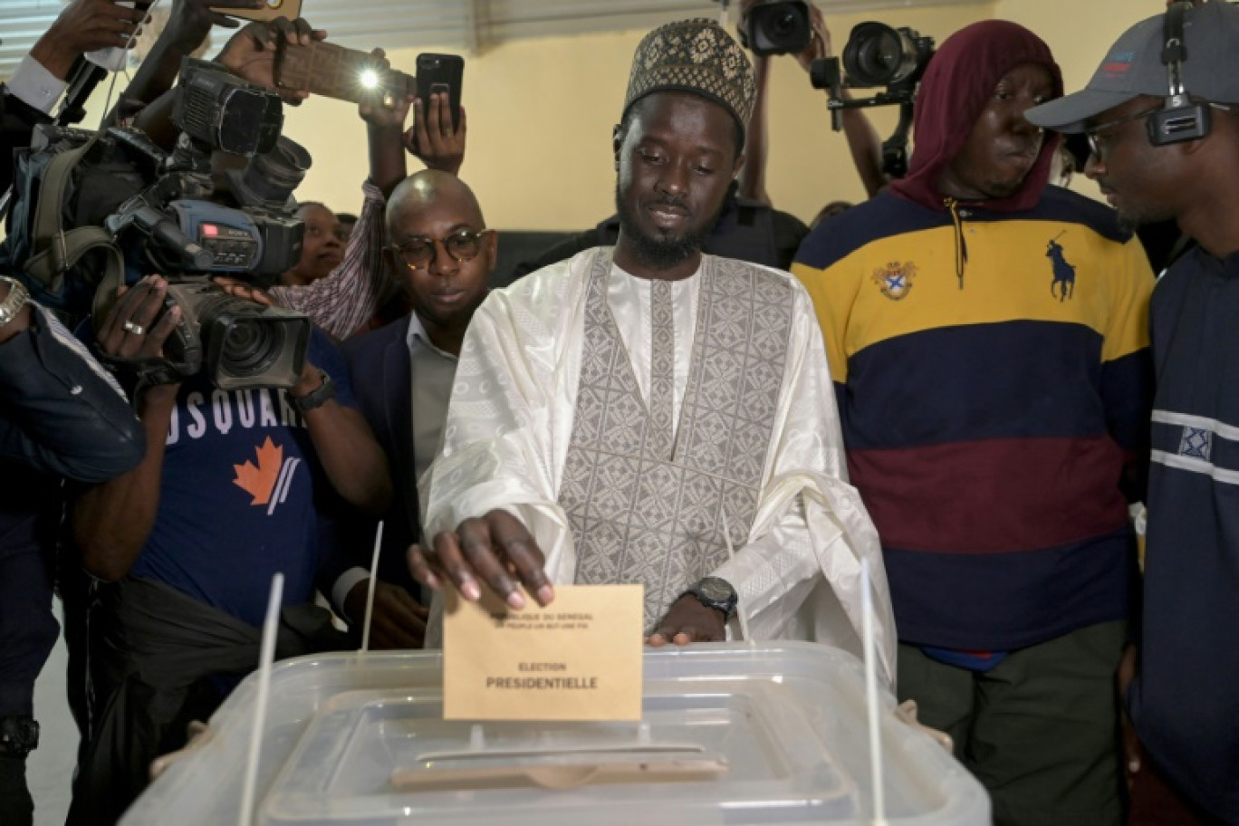 Le candidat de l'opposition Bassirou Diomaye Faye vote à Dakar, le 24 mars 2024 au Sénégal © SEYLLOU