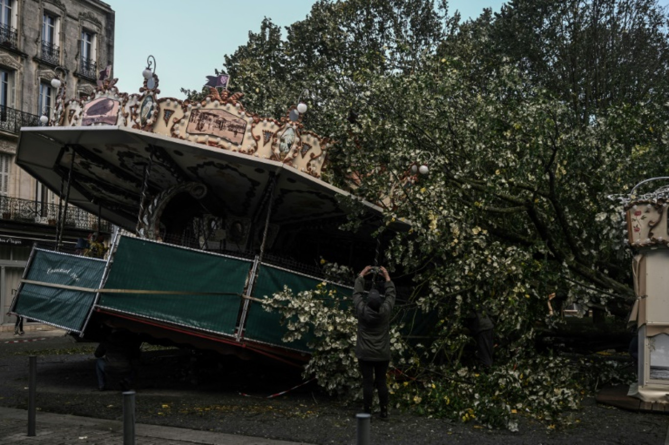 Un manège écrasé par un arbre lors du pasae de la tempête Domingo à Rochefort, en Charente-Maritime, le 5 novembre 2023 © Philippe LOPEZ