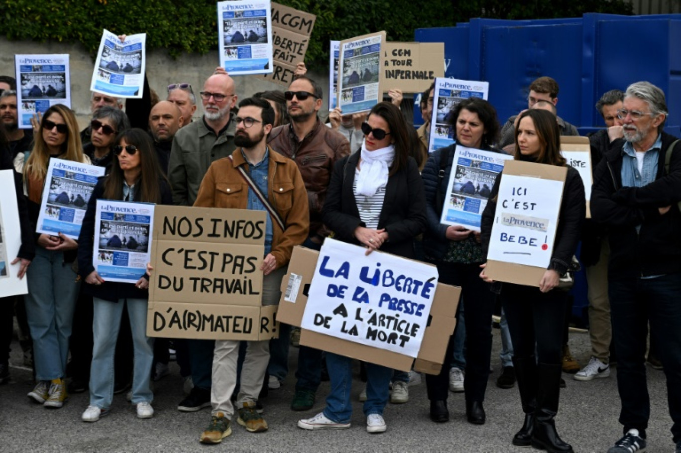 Des journalistes de La Provence manifestent devant le siège de leur journal, à Marseille le 25 mars 2024 © Nicolas TUCAT