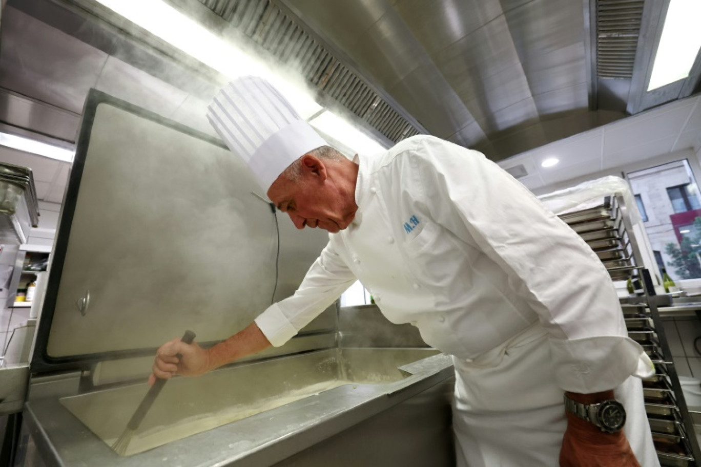 Le chef étoilé Marc Haeberlin cuisine pour des étudiants à l'université de Strasbourg, le 26 mars 2024 © FREDERICK FLORIN