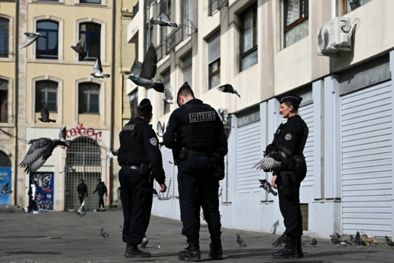 Des policiers en patrouille près d'un point de trafic de drogue, le 21 mars 2024 à Marseille © Nicolas TUCAT