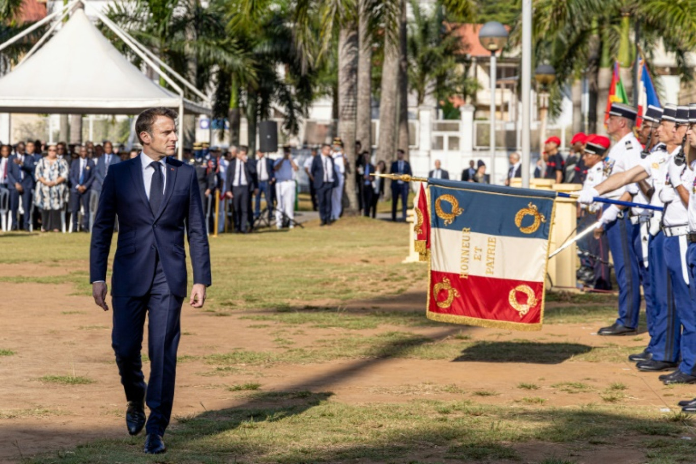 Le président Emmanuel Macron passe en revue les troupes lors d'une cérémonie au moment Félix Eboué, le 25 mars 2024 à Cayenne, en Guyane © jody amiet