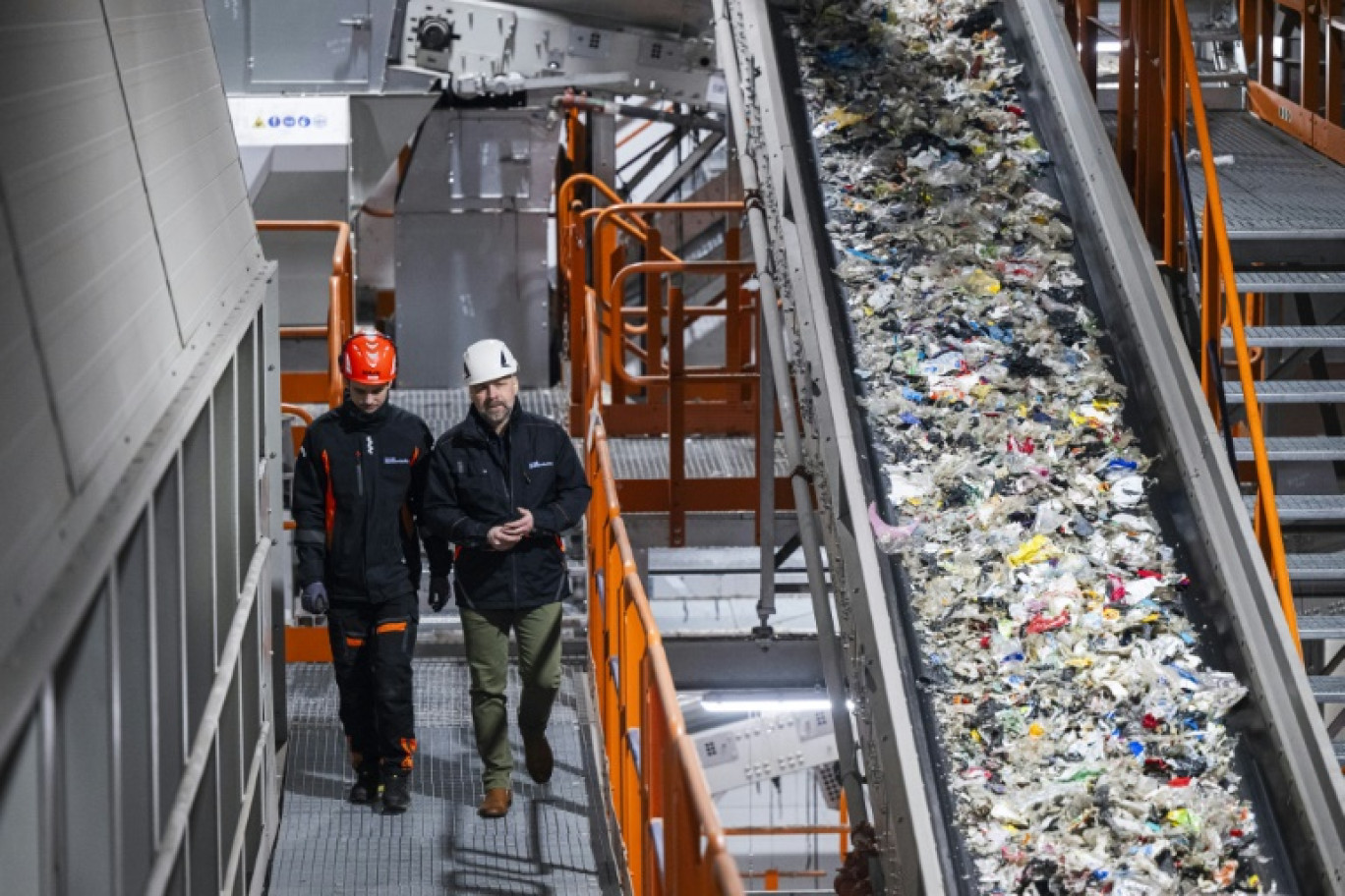 Mattias Philipsson, PDG de Sweden Plastic Recycling avec un de ses employés le 4 mars 2024 dans l'usine de Motala, à Suède © Jonathan NACKSTRAND