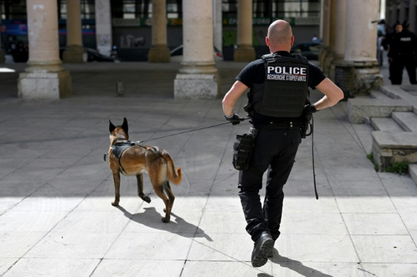 Un policier et son chien renifleur en patrouille dans un quartier de Marseille, le 21 mars 2024 © Nicolas TUCAT