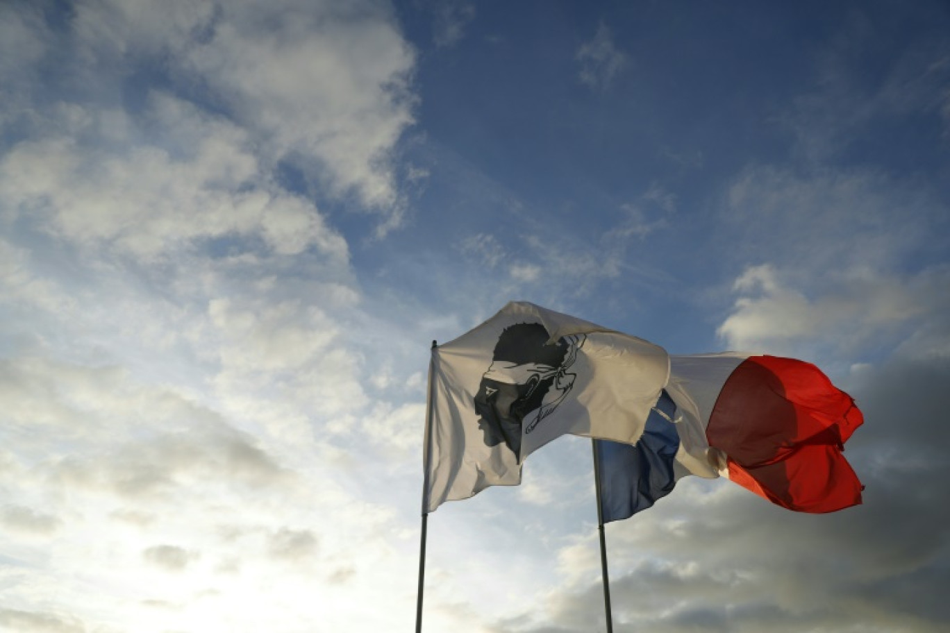 Les drapeaux français et corse flottant à Ajaccio sur l'île de Corse, le 14 mars 2024 © Pascal POCHARD-CASABIANCA