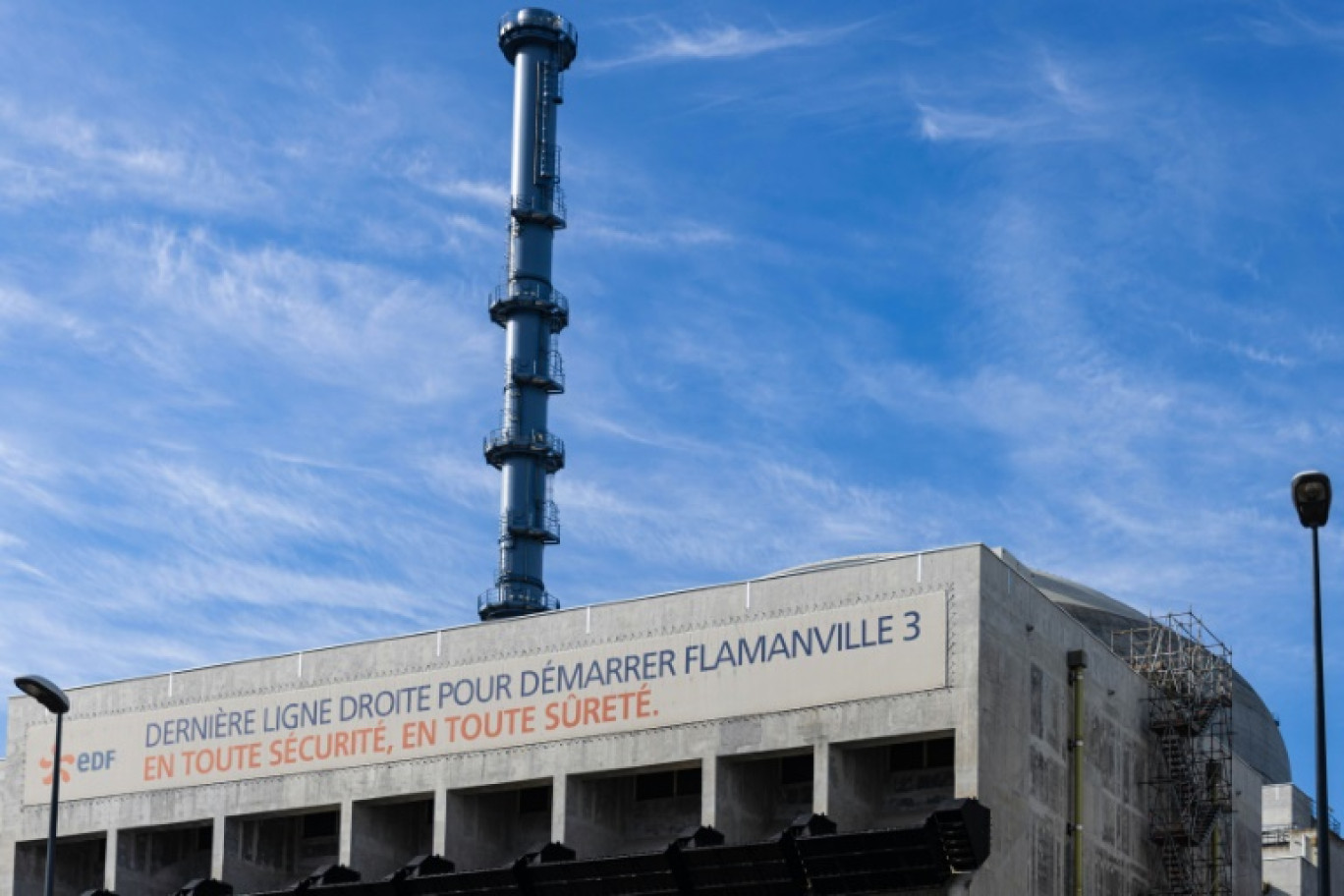 Un bâtiment du réacteur nucléaire EPR de Flamanville, en Normandie, le 14 juin 2022 © Sameer Al-DOUMY