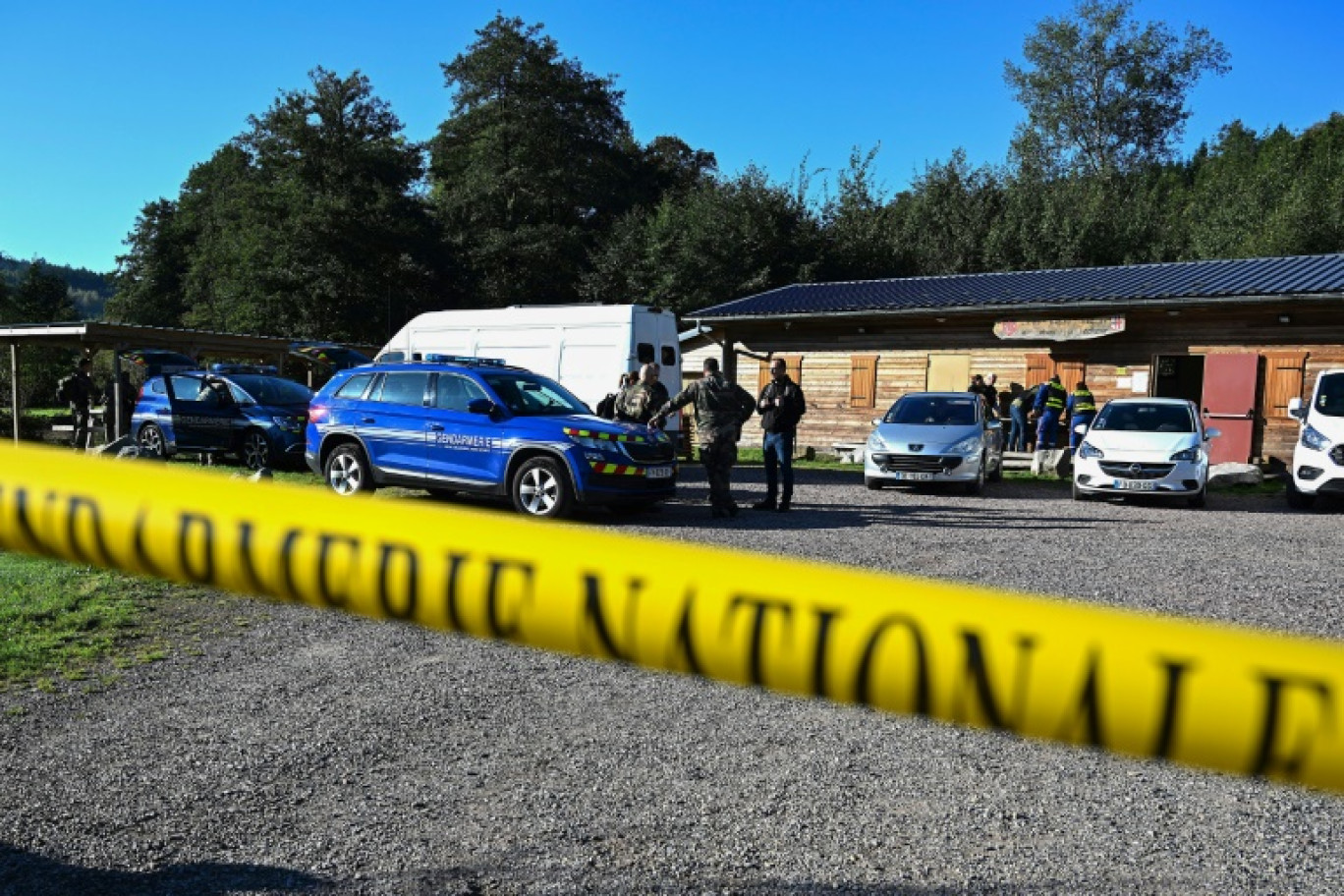 Des gendarmes et membres de la protection civile participent aux battues pour retrouver Lina, adolescente disparue à Saint-Blaise-la-Roche, dans le Bas-Rhin, le 26 septembre 2023 © PATRICK HERTZOG