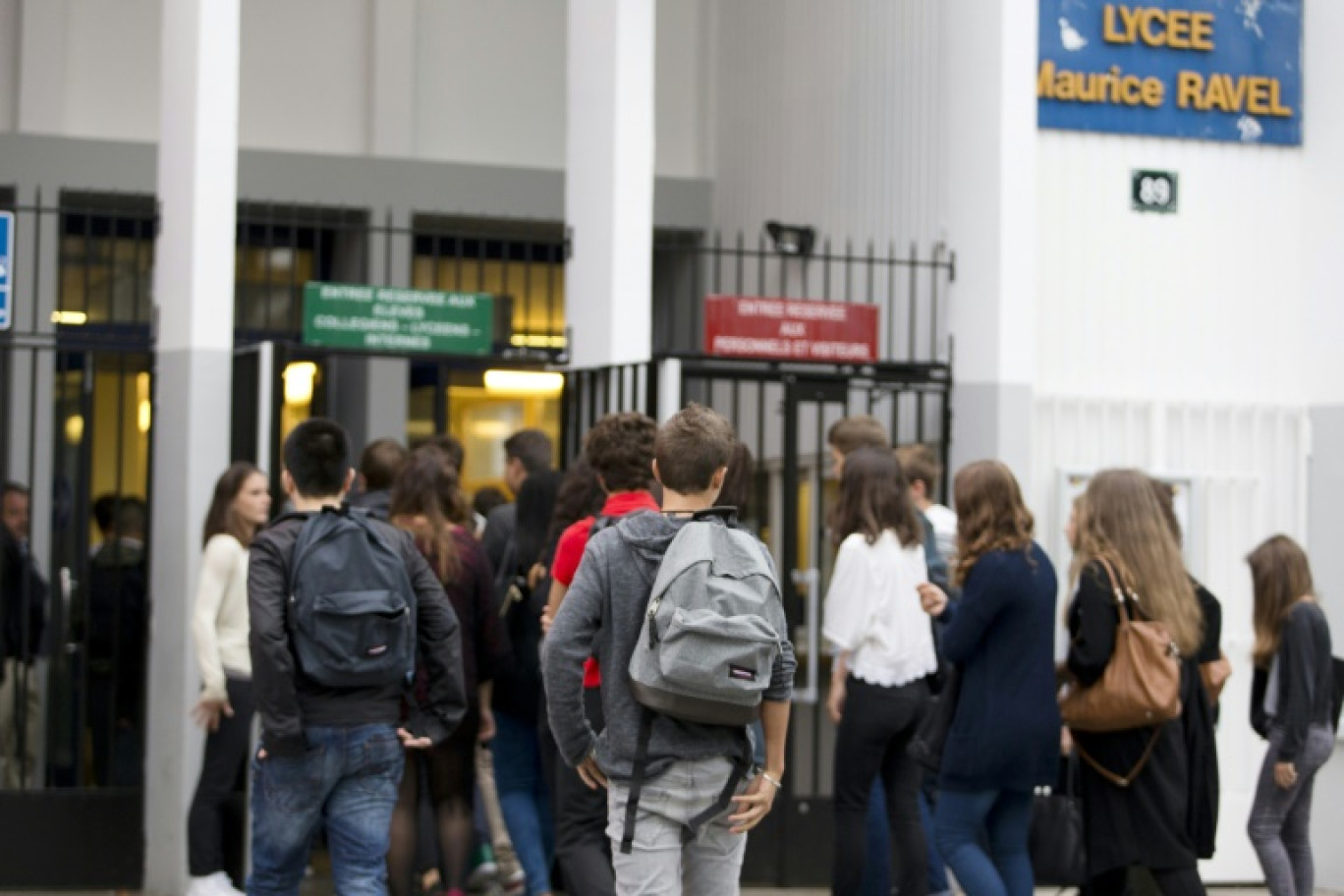 Le proviseur de la cité scolaire Maurice-Ravel à Paris, menacé de mort sur internet après une altercation avec une élève fin février pour qu'elle enlève son voile, a quitté ses fonctions © KENZO TRIBOUILLARD